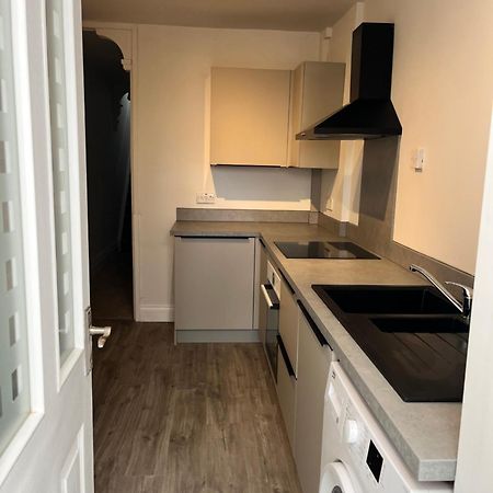 Southsea Homestays - Three Bedroom Home, Sleeps 8 - With Garden & Hot Tub Portsmouth Kültér fotó