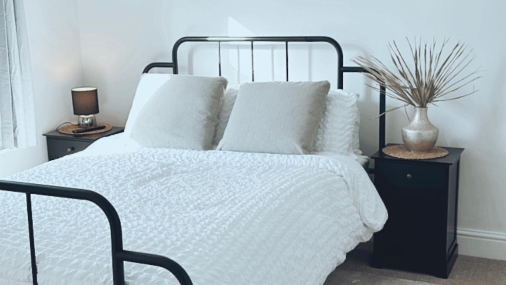 Southsea Homestays - Three Bedroom Home, Sleeps 8 - With Garden & Hot Tub Portsmouth Kültér fotó